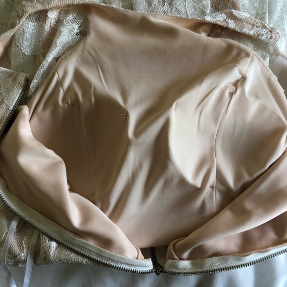 Lace Dress with Pearl Detail; Size 8 - Picture 6 of 9